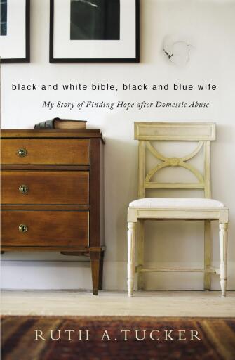 Portada del libro «Black and White Bible, Black and Blue Wife: My Story of Finding Hope after Domestic Abuse», de Ruth A. Tucker